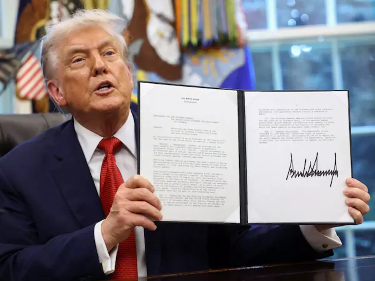 डोनाल्ड ट्रंप ने टिकटॉक से जुड़ी डील को दी मंजूरी, अब अमेरिका करेगा ऐप को कंट्रोल डोनाल्ड ट्रंप ने टिकटॉक से जुड़ी डील को दी मंजूरी, अब अमेरिका करेगा ऐप को कंट्रोल