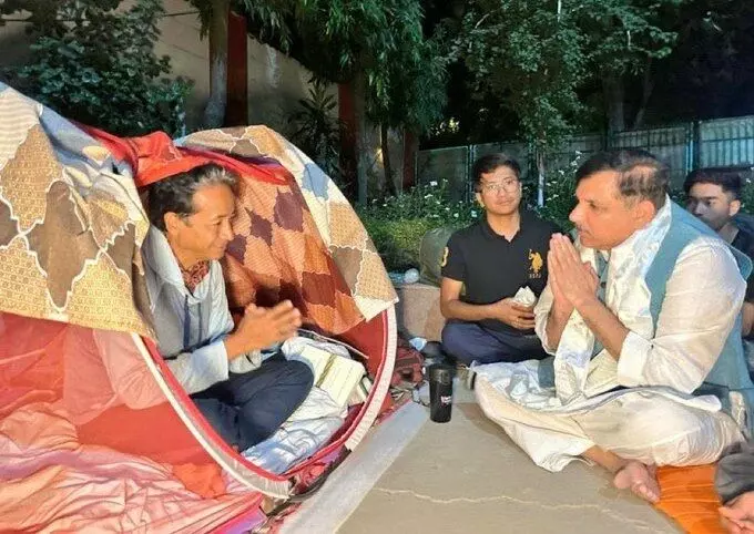 गाँधीवादी तरीक़े से आवाज़ उठाने वाले सोनम वांगचुक को अपराधी घोषित करने में जुटी मोदी सरकार: संजय सिंह गाँधीवादी तरीक़े से आवाज़ उठाने वाले सोनम वांगचुक को अपराधी घोषित करने में जुटी मोदी सरकार: संजय सिंह