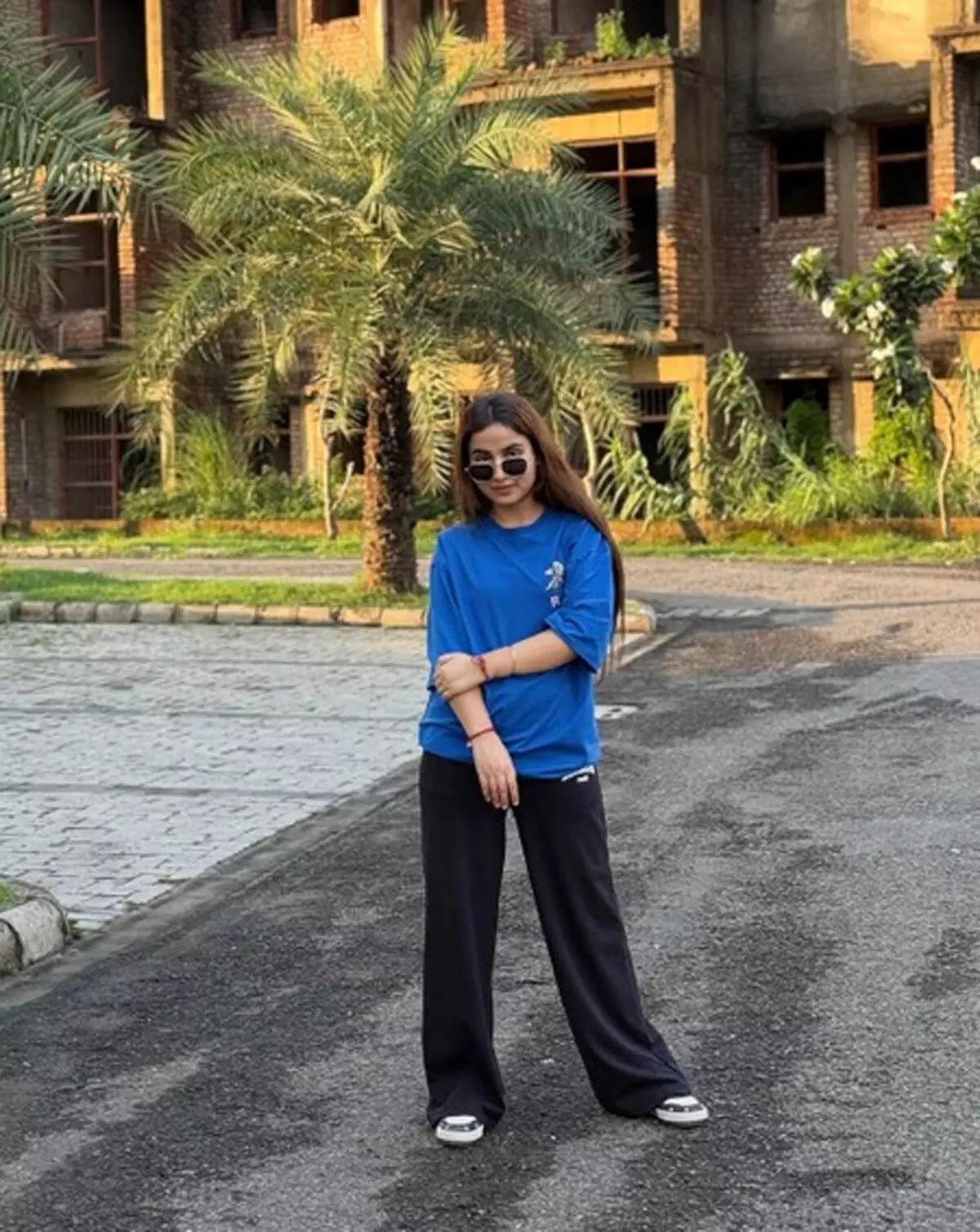 गाड़ी चलाते हुए रेंगलर पर वीडियो बनाती नजर आईं हरियाणवी सिंगर रेणुका पंवार