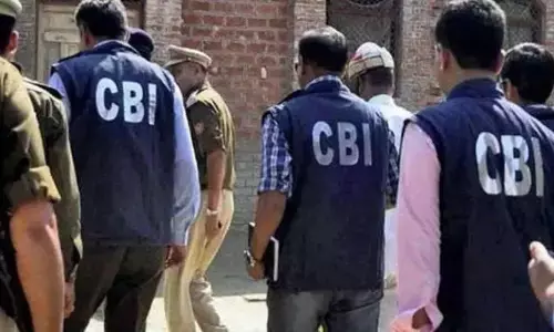 मऊ में डाक विभाग का अधिकारी रिश्वत लेते रंगेहाथ गिरफ्तार, सीबीआई ने की कार्रवाई मऊ में डाक विभाग का अधिकारी रिश्वत लेते रंगेहाथ गिरफ्तार, सीबीआई ने की कार्रवाई