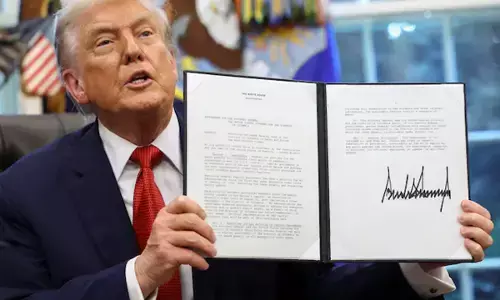 डोनाल्ड ट्रंप ने टिकटॉक से जुड़ी डील को दी मंजूरी, अब अमेरिका करेगा ऐप को कंट्रोल डोनाल्ड ट्रंप ने टिकटॉक से जुड़ी डील को दी मंजूरी, अब अमेरिका करेगा ऐप को कंट्रोल