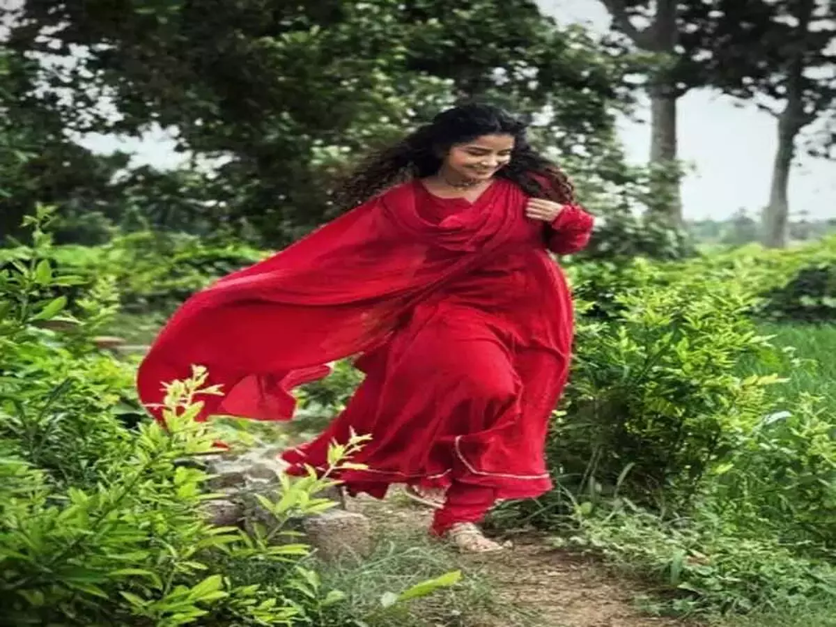 हरे-भरे खेतों में अनुपमा का देसी अंदाज, फैंस को भाया अभिनेत्री का सिंपल लुक हरे-भरे खेतों में अनुपमा का देसी अंदाज, फैंस को भाया अभिनेत्री का सिंपल लुक