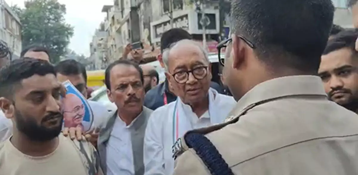 इंदौर के सीतलामाता बाजार में दिग्विजय सिंह के दौरे पर हंगामा, व्यापारियों ने किया विरोध