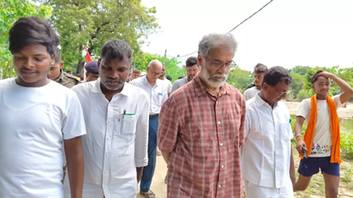 भोजपुर में बाढ़ पीड़ितों से मिले दीपंकर भट्टाचार्य, सरकार पर लापरवाही का आरोप भोजपुर में बाढ़ पीड़ितों से मिले दीपंकर भट्टाचार्य, सरकार पर लापरवाही का आरोप