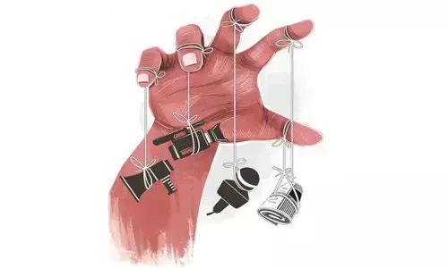 पत्रकारों पर सरकारी और कॉर्पोरेट दबाव का विरोध करना लोकतंत्र के लिए बड़ा काम