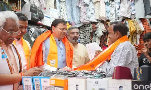 हरिद्वार में सीएम धामी ने धार्मिक अनुष्ठान में लिया हिस्सा, स्थानीय व्यापारियों से की मुलाकात