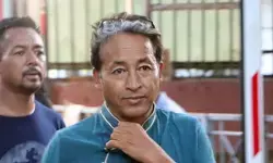 लद्दाख पर्यटन की वाट लगा दी हिंसा और सोनम वांगचुक की गिरफ्तारी ने, कब उभरेगा पता नहीं लद्दाख पर्यटन की वाट लगा दी हिंसा और सोनम वांगचुक की गिरफ्तारी ने, कब उभरेगा पता नहीं