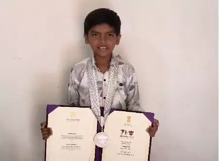 9 साल के कबीर ने राष्ट्रीय फिल्म पुरस्कार में जीता नेशनल अवार्ड, झोपड़ी से राष्ट्रपति भवन तक का सफर किया तय 9 साल के कबीर ने राष्ट्रीय फिल्म पुरस्कार में जीता नेशनल अवार्ड, झोपड़ी से राष्ट्रपति भवन तक का सफर किया तय