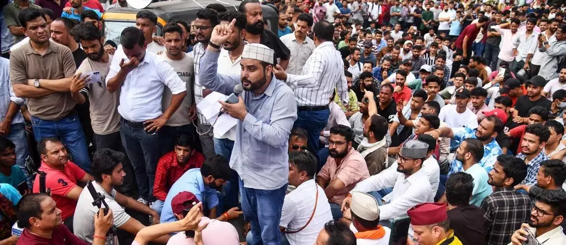 पेपर लीक के खिलाफ सड़कों पर उत्तराखंड के युवा