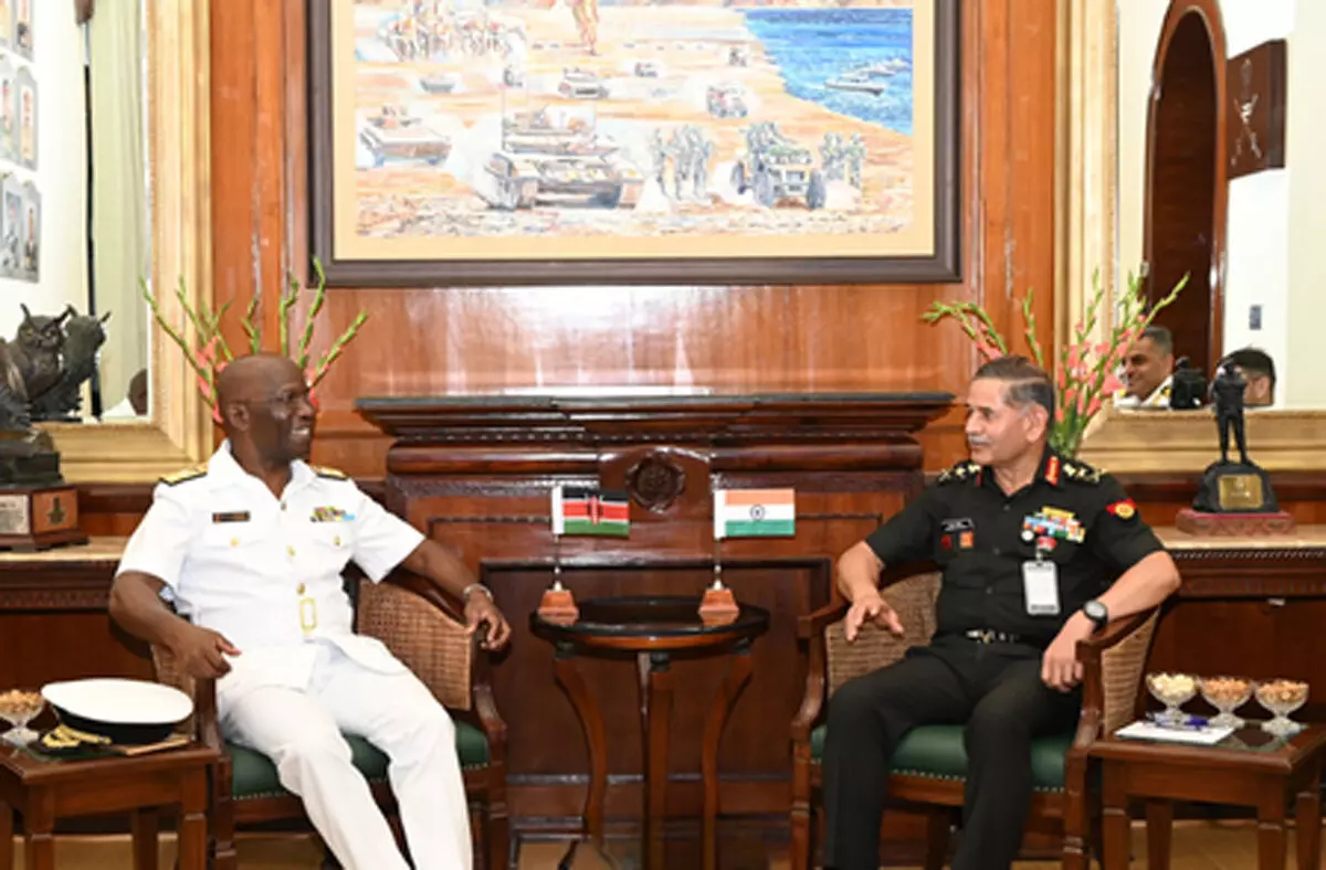 केन्या के नेवी कमांडर ने नौसेना प्रमुख और सेनाध्यक्ष से की मुलाकात, समुद्री सहयोग पर हुई बात केन्या के नेवी कमांडर ने नौसेना प्रमुख और सेनाध्यक्ष से की मुलाकात, समुद्री सहयोग पर हुई बात