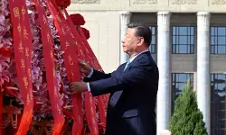 शी चिनफिंग ने शहीद दिवस पर राष्ट्रीय नायकों को श्रद्धांजलि दी शी चिनफिंग ने शहीद दिवस पर राष्ट्रीय नायकों को श्रद्धांजलि दी