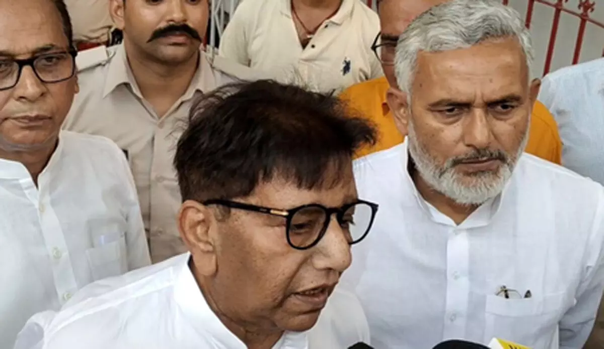 जन सुराज ने राजभवन में सौंपा ज्ञापन, डिप्टी सीएम सम्राट चौधरी पर कार्रवाई की मांग