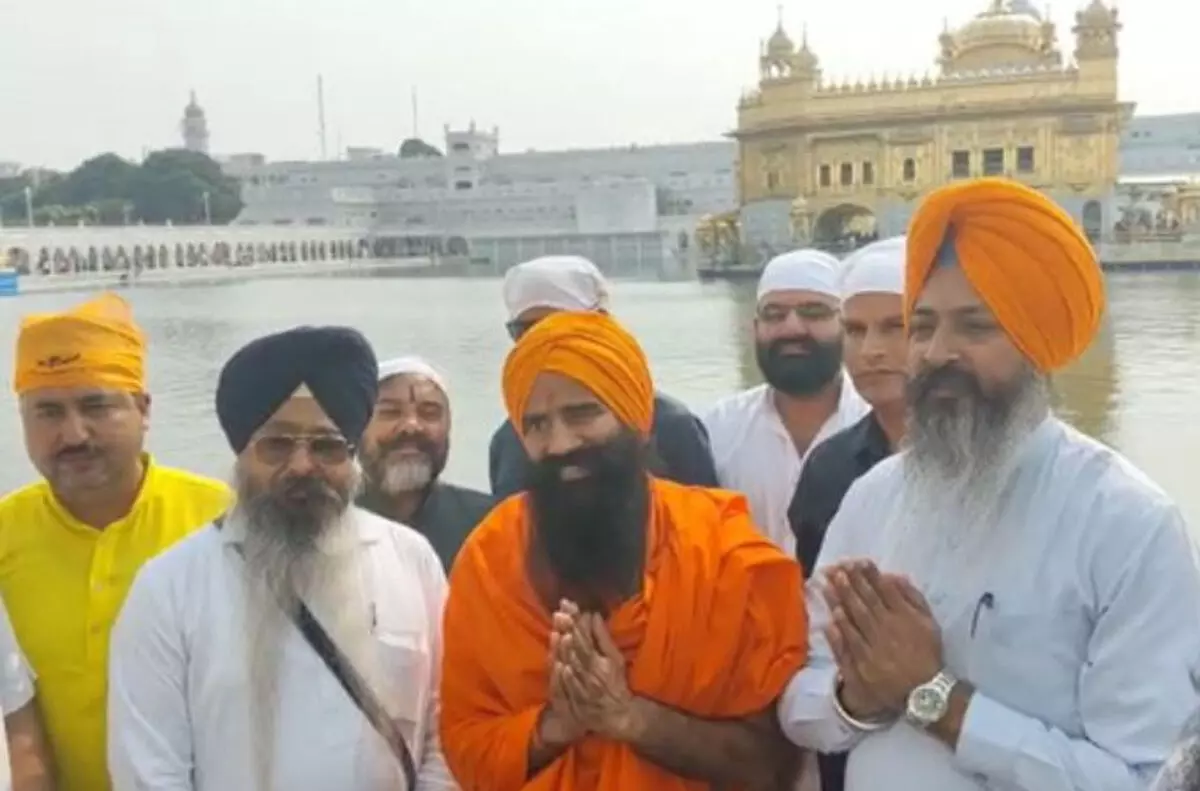 बाबा रामदेव ने दरबार साहिब में टेका मत्था, बाढ़ राहत के लिए दिए 1 करोड़