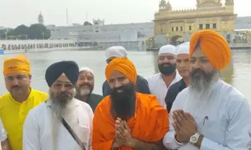 बाबा रामदेव ने दरबार साहिब में टेका मत्था, बाढ़ राहत के लिए दिए 1 करोड़