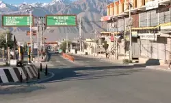 लद्दाख प्रशासन ने लेह हत्याकांड पर मजिस्ट्रेट जांच के दिए आदेश, 26 लोगों को कोर्ट से मिली जमानत, कई अभी भी फरार लद्दाख प्रशासन ने लेह हत्याकांड पर मजिस्ट्रेट जांच के दिए आदेश, 26 लोगों को कोर्ट से मिली जमानत, कई अभी भी फरार