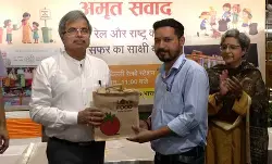 गांधी जयंती पर रेलवे की पहल: नई दिल्ली स्टेशन पर चलाया स्वच्छता जागरूकता अभियान