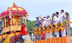 मैसूर दशहरा का भव्य आयोजन, सीएम सिद्धारमैया ने बानू मुश्ताक को दिया धन्यवाद