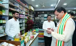 सीएम धामी ने खादी खरीदकर स्वदेशी अभियान को दिया बढ़ावा