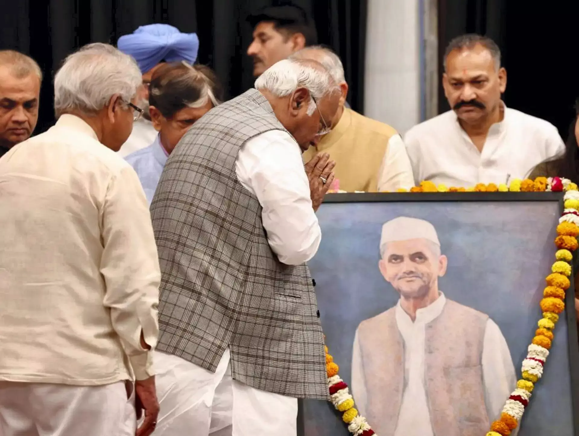 खरगे ने लाल बहादुर शास्त्री की जयंती पर किया नमन, कहा- शास्त्री की रखी विकास की नींव हमारी समृद्धि का आधार खरगे ने लाल बहादुर शास्त्री की जयंती पर किया नमन, कहा- शास्त्री की रखी विकास की नींव हमारी समृद्धि का आधार