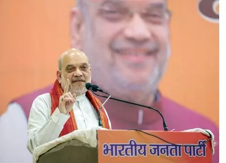 हर परिवार सालभर में 5,000 रुपए की खादी खरीदे : अमित शाह