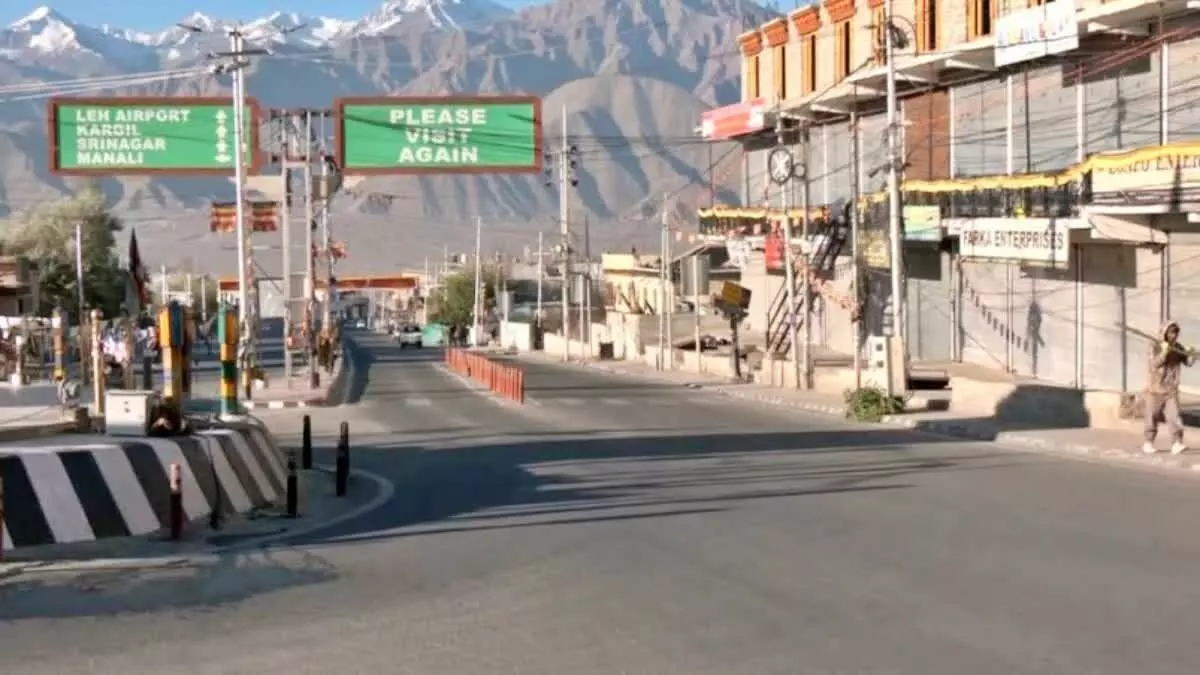 लद्दाख प्रशासन ने लेह हत्याकांड पर मजिस्ट्रेट जांच के दिए आदेश, 26 लोगों को कोर्ट से मिली जमानत, कई अभी भी फरार