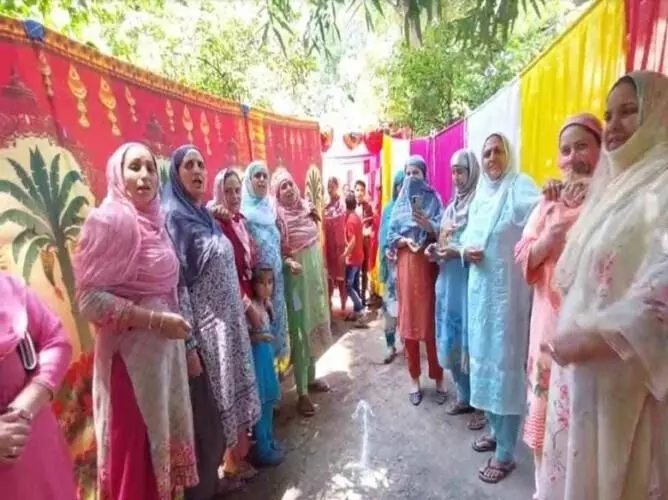 पहलगाम में हुए आतंकी हमले के बाद पाक गोलाबारी से तबाह हुए गांवों में शादियों-उत्सवों के साथ शांति का जश्न