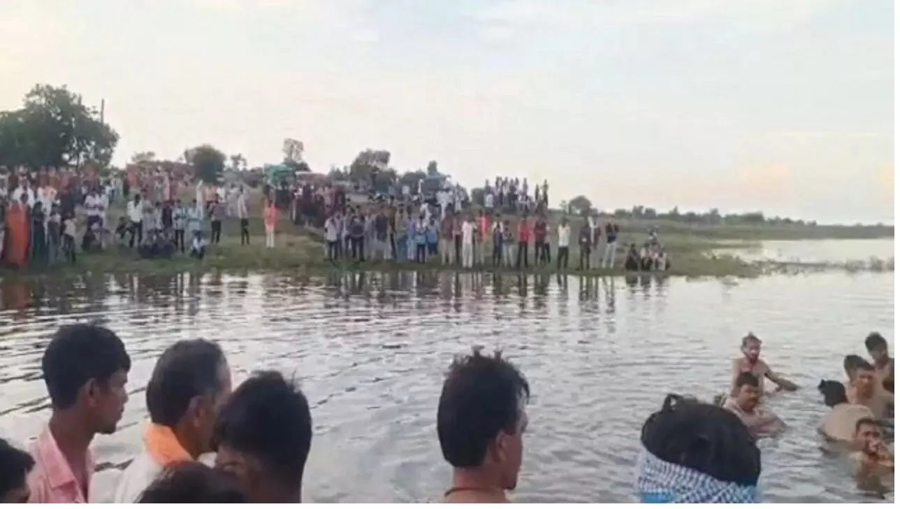 मध्य प्रदेश : खंडवा में बड़ा हादसा, विसर्जन करके लौट रहे लोगों की ट्रैक्टर-ट्राली नदी में गिरी, 10 की मौत, 14 से ज्यादा डूबे मध्य प्रदेश : खंडवा में बड़ा हादसा, विसर्जन करके लौट रहे लोगों की ट्रैक्टर-ट्राली नदी में गिरी, 10 की मौत, 14 से ज्यादा डूबे