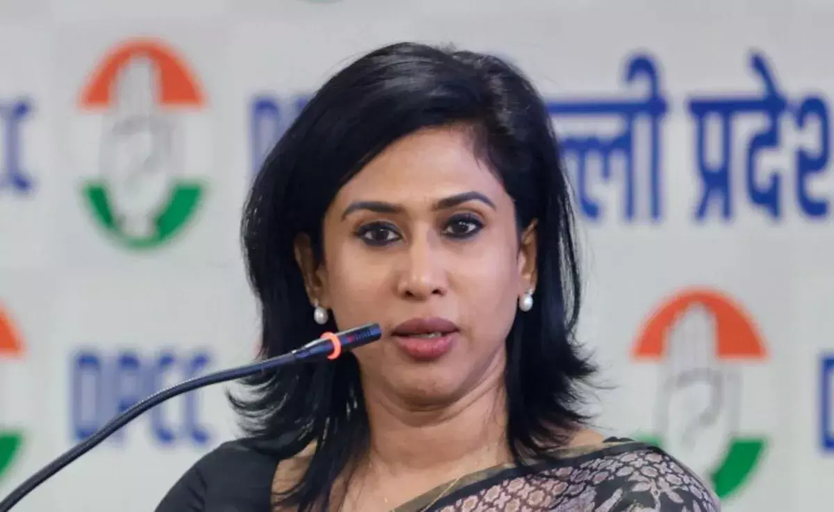 अगर इतनी हिम्मत थी तो एशिया कप पाकिस्तान के साथ क्यों खेला : शमा मोहम्मद