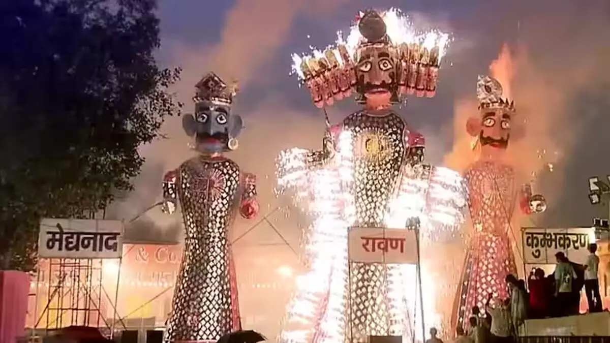 देशभर में विजयादशमी की धूम, रावण दहन से गूंजा अच्छाई का संदेश