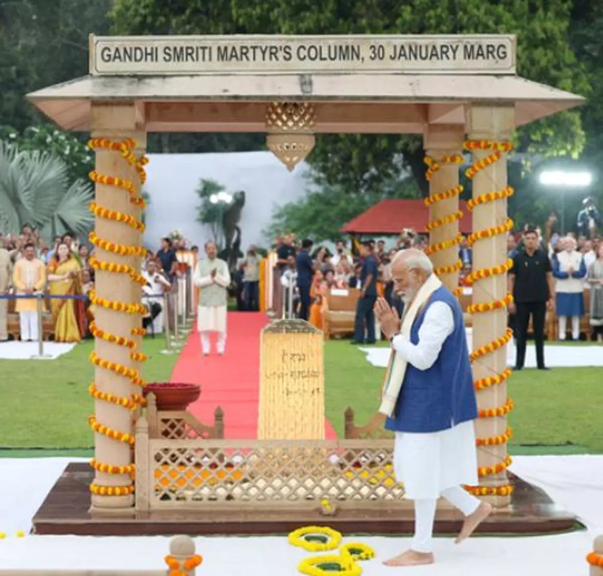 गांधी जयंती पर लोगों ने बापू के आदर्शों को किया याद, प्रधानमंत्री मोदी ने दी श्रद्धांजलि