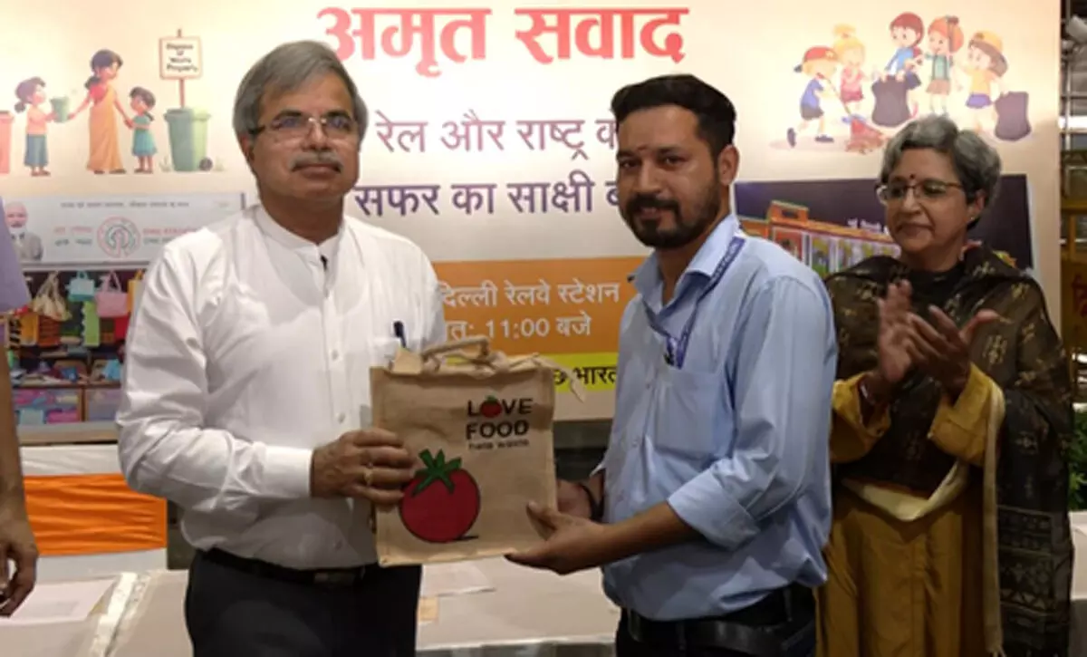 गांधी जयंती पर रेलवे की पहल: नई दिल्ली स्टेशन पर चलाया स्वच्छता जागरूकता अभियान