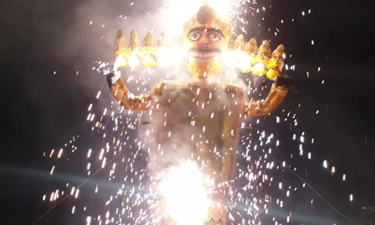 रांची में भव्य रावण दहन, सीएम हेमंत सोरेन और संजय सेठ ने किया शुभारंभ