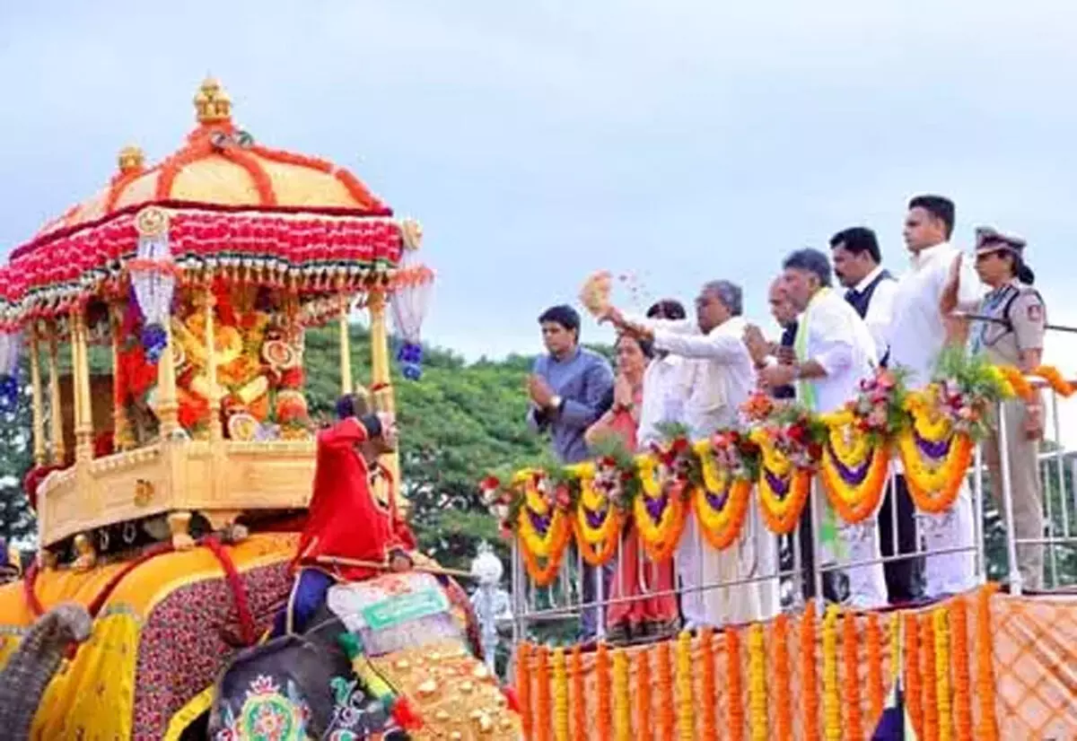 मैसूर दशहरा का भव्य आयोजन, सीएम सिद्धारमैया ने बानू मुश्ताक को दिया धन्यवाद