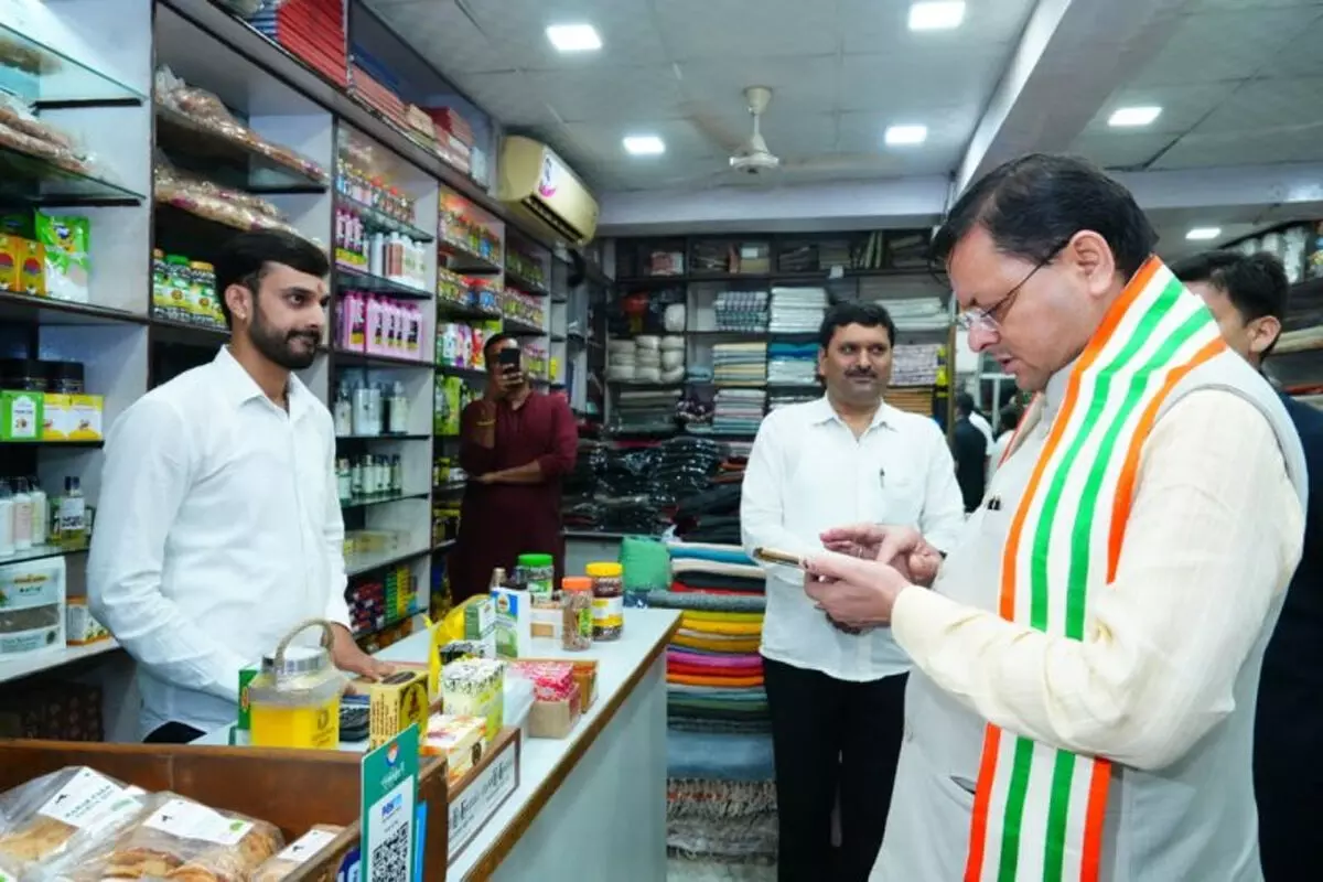 सीएम धामी ने खादी खरीदकर स्वदेशी अभियान को दिया बढ़ावा