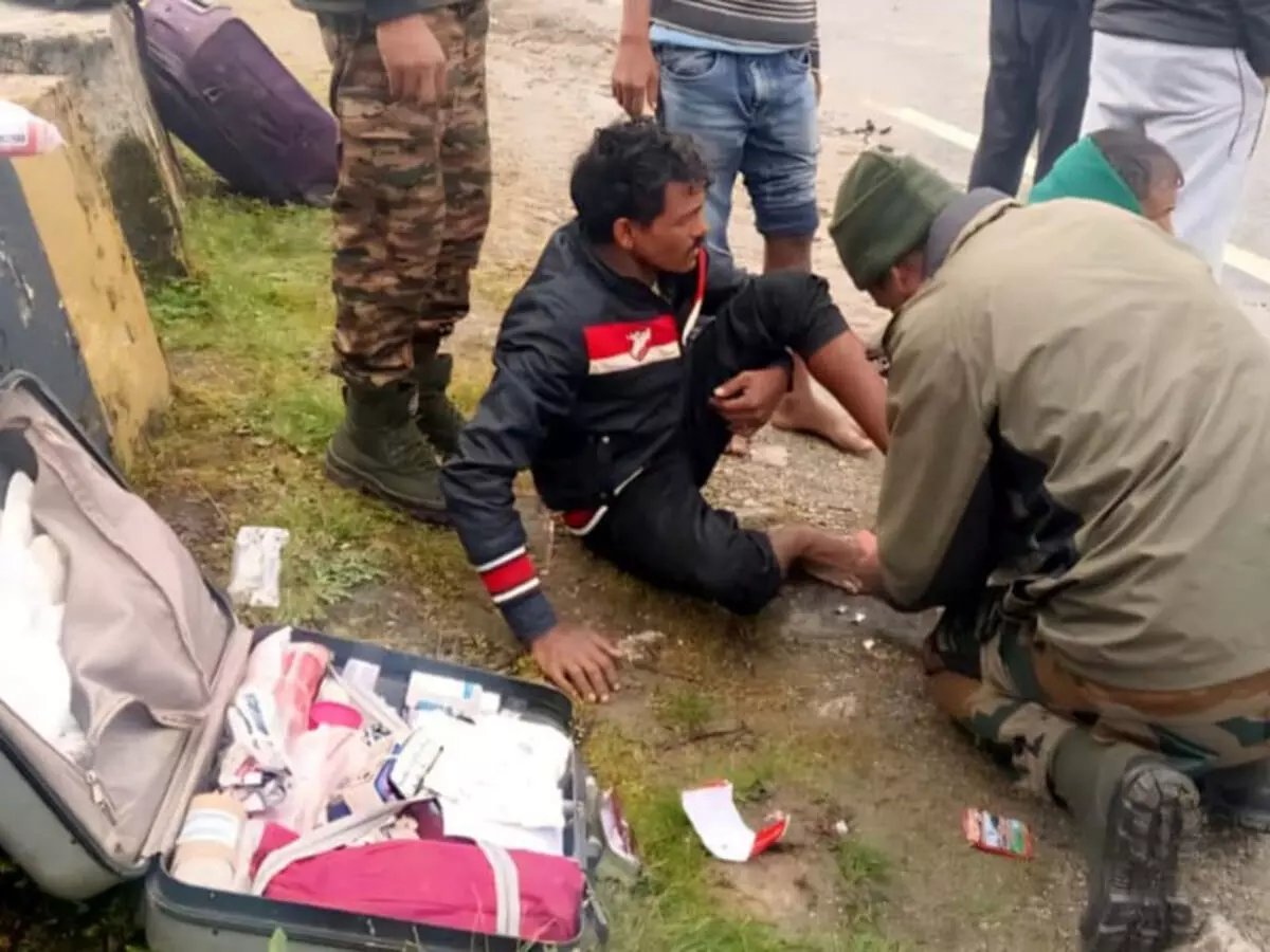 अरुणाचल: घाटी में गिरी बस, सेना ने 13 लोगों को सुरक्षित बचाया