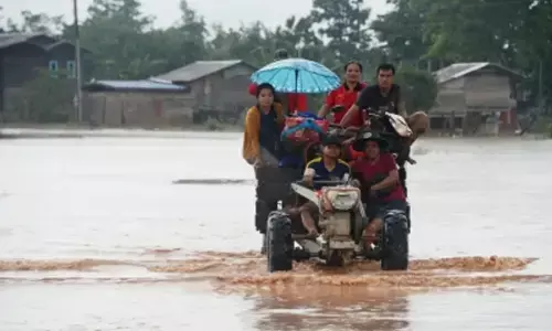 कई दिनों की भारी बारिश के बाद लाओस में बाढ़ कई दिनों की भारी बारिश के बाद लाओस में बाढ़