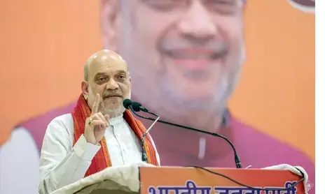 हर परिवार सालभर में 5,000 रुपए की खादी खरीदे : अमित शाह हर परिवार सालभर में 5,000 रुपए की खादी खरीदे : अमित शाह