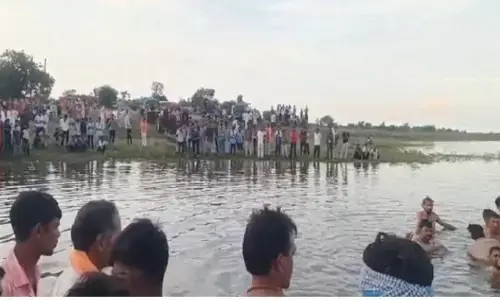 मध्य प्रदेश : खंडवा में बड़ा हादसा, विसर्जन करके लौट रहे लोगों की ट्रैक्टर-ट्राली नदी में गिरी, 10 की मौत, 14 से ज्यादा डूबे मध्य प्रदेश : खंडवा में बड़ा हादसा, विसर्जन करके लौट रहे लोगों की ट्रैक्टर-ट्राली नदी में गिरी, 10 की मौत, 14 से ज्यादा डूबे