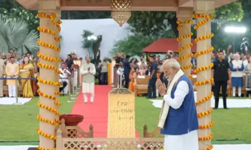 गांधी जयंती पर लोगों ने बापू के आदर्शों को किया याद, प्रधानमंत्री मोदी ने दी श्रद्धांजलि गांधी जयंती पर लोगों ने बापू के आदर्शों को किया याद, प्रधानमंत्री मोदी ने दी श्रद्धांजलि