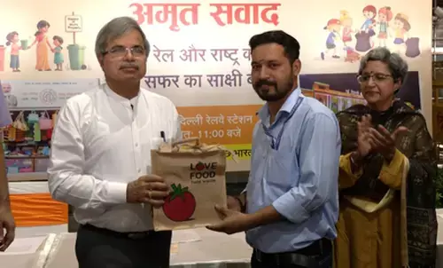 गांधी जयंती पर रेलवे की पहल: नई दिल्ली स्टेशन पर चलाया स्वच्छता जागरूकता अभियान