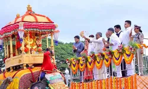 मैसूर दशहरा का भव्य आयोजन, सीएम सिद्धारमैया ने बानू मुश्ताक को दिया धन्यवाद