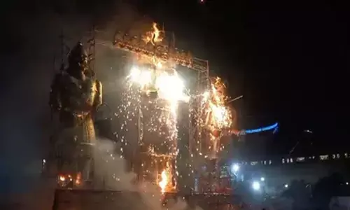 विजयादशमी : उत्तर प्रदेश में धूमधाम से मना रावण दहन, उत्साह और उल्लास का रहा माहौल विजयादशमी : उत्तर प्रदेश में धूमधाम से मना रावण दहन, उत्साह और उल्लास का रहा माहौल