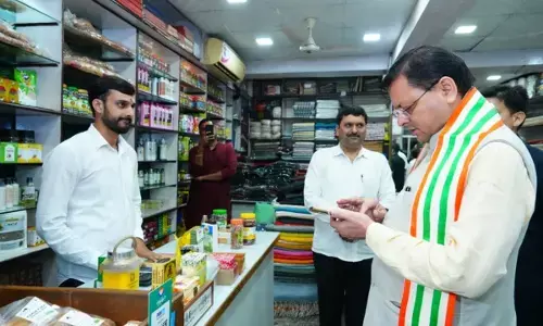 सीएम धामी ने खादी खरीदकर स्वदेशी अभियान को दिया बढ़ावा सीएम धामी ने खादी खरीदकर स्वदेशी अभियान को दिया बढ़ावा