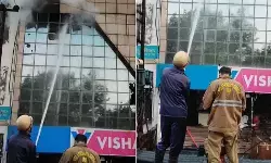 गाजियाबाद: विशाल मेगा मार्ट में आग लगने से मचा हड़कंप, मौके पर पहुंची फायर ब्रिगेड की टीम, पाया काबू