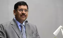 सीजेआई गवई पर सुप्रीम कोर्ट में एक व्यक्ति ने की हमले की कोशिश, बोला- सनातन धर्म का अपमान नहीं सहेगा हिंदुस्तान