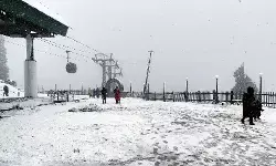 गुलमर्ग में मौसम की पहली बर्फबारी ने मौज कर दी पर्यटकों की