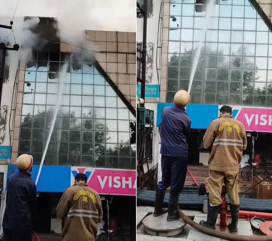 गाजियाबाद: विशाल मेगा मार्ट में आग लगने से मचा हड़कंप, मौके पर पहुंची फायर ब्रिगेड की टीम, पाया काबू