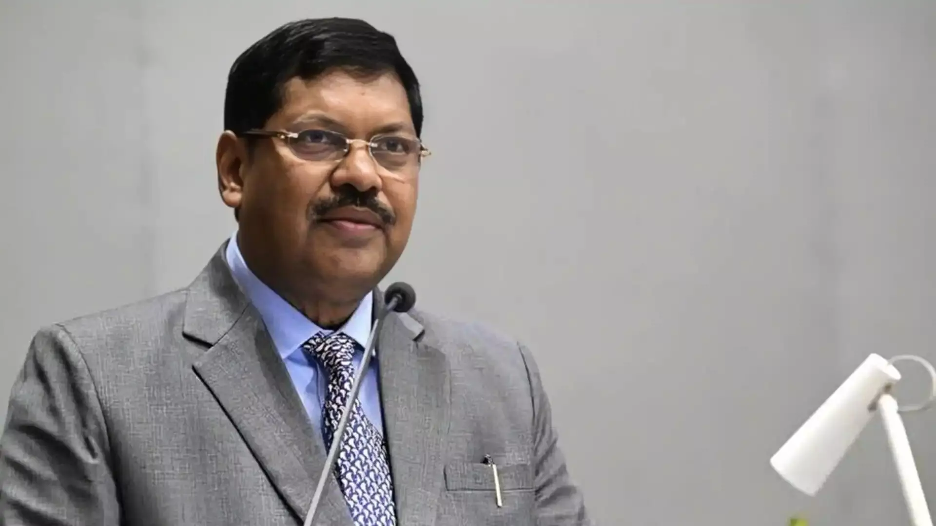 सीजेआई गवई पर सुप्रीम कोर्ट में एक व्यक्ति ने की हमले की कोशिश, बोला- सनातन धर्म का अपमान नहीं सहेगा हिंदुस्तान