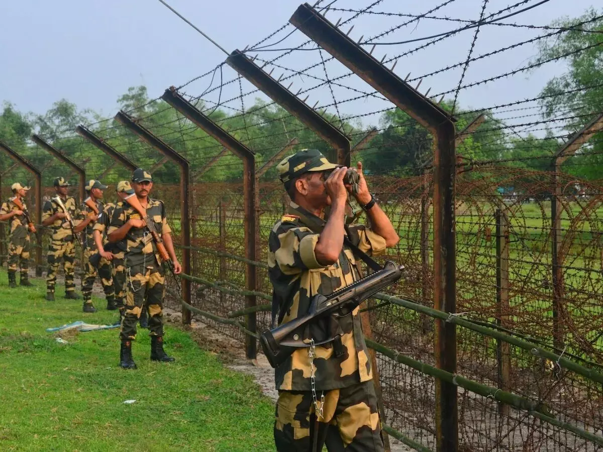 बांग्लादेश में फैली अशांति के बीच वहां की सेना और आईएसआई की बढ़ी नजदीकियां, भारतीय एजेंसियां हुई अलर्ट