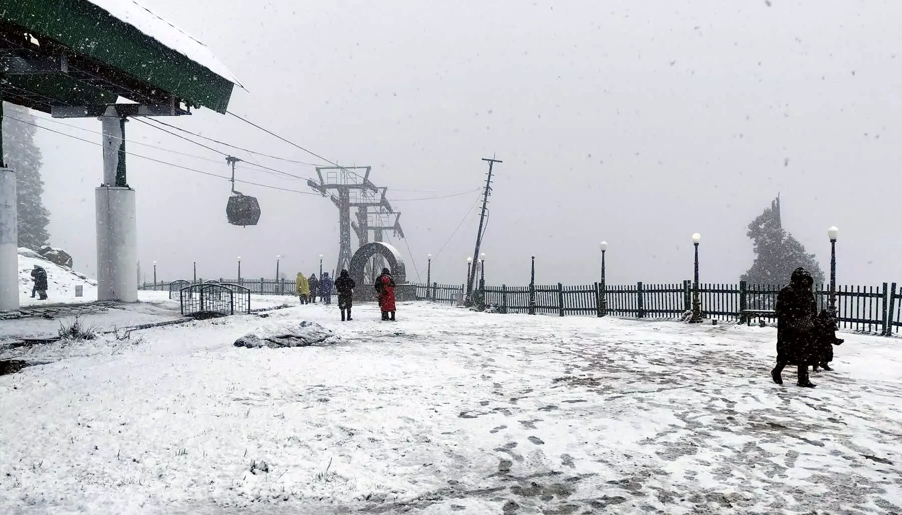 गुलमर्ग में मौसम की पहली बर्फबारी ने मौज कर दी पर्यटकों की